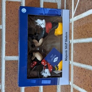 Mickey and Minnie Mouse ceramic kissing salt and pepper shakers NIB